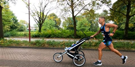 Passeggino da jogging con freno manuale e struttura aerodinamica