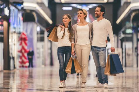 illustrazione grafica di una famiglia che fa shopping in un negozio moderno
