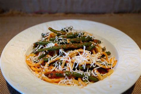 piatto di pappa con pasta e fagiolini finemente tritati con olio extravergine d'oliva