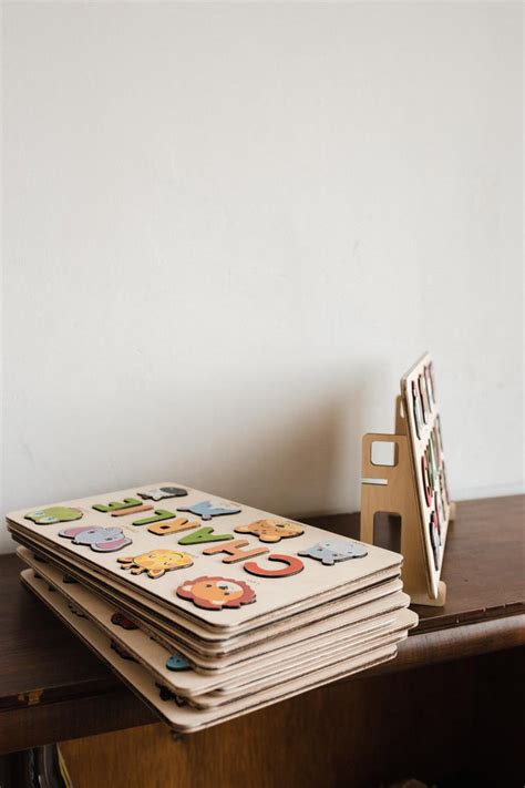 Bambini che giocano con puzzle di animali e lettere