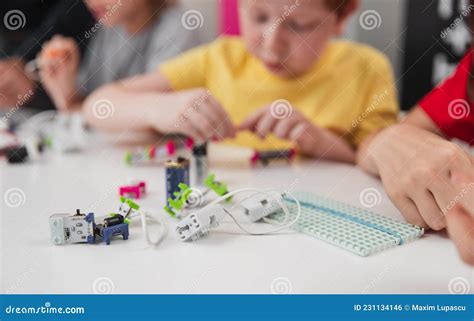 Ragazzi che assemblano un robot programmabile