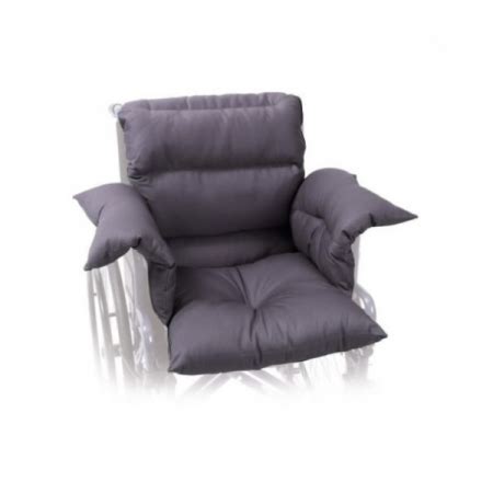 lavoro finito di un set per carrozzina che unisce gigliuccio e pizzo chiacchierino