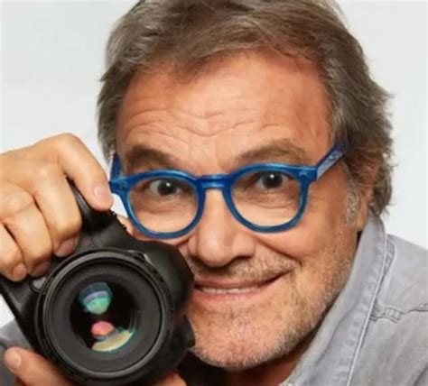 Oliviero Toscani al lavoro sul campo con la sua macchina fotografica