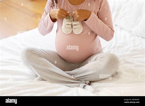 Donna incinta riposa con gambe sollevate