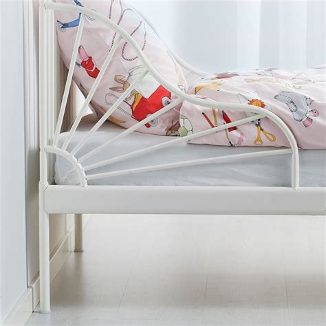 Immagine di un letto allungabile IKEA (es. MINNEN o SUNDVIK) in diverse configurazioni di lunghezza