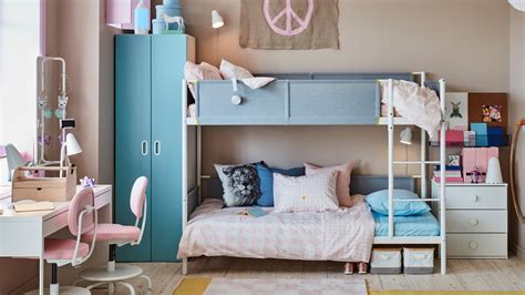 Cameretta IKEA personalizzata con tessili colorati