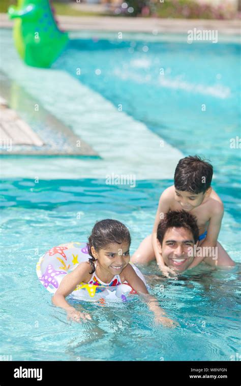 Famiglia che gioca in una piscina a prova di bambino