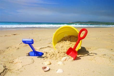Bambino che gioca sulla spiaggia con paletta e secchiello