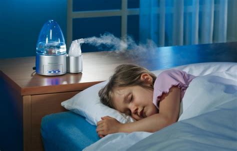 Bambino che dorme in una stanza con umidificatore