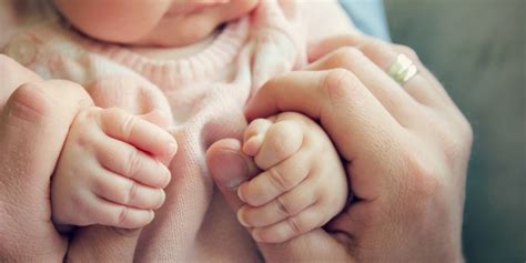 Neonato con mani fredde