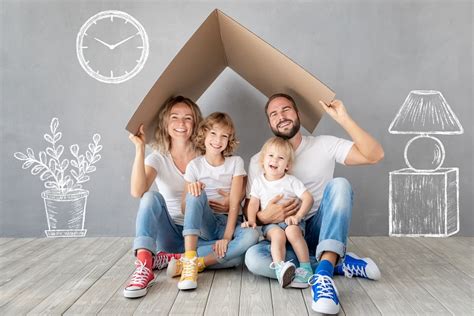 famiglia con bambini che riceve un assegno
