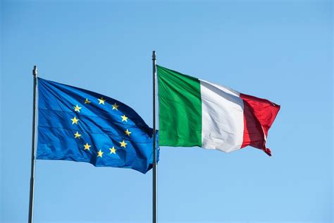 bandiera italiana e bandiera europea