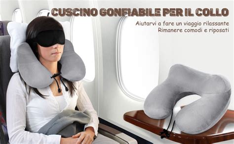 Donna incinta che riposa comodamente in aereo con cuscino da viaggio