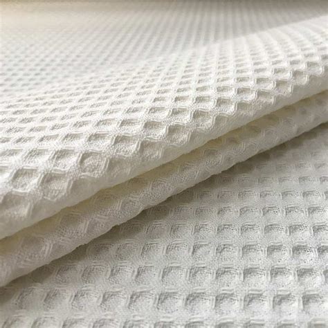 confronto visivo tra tessuto standard e tessuto con struttura a nido d'ape (Air Mesh)