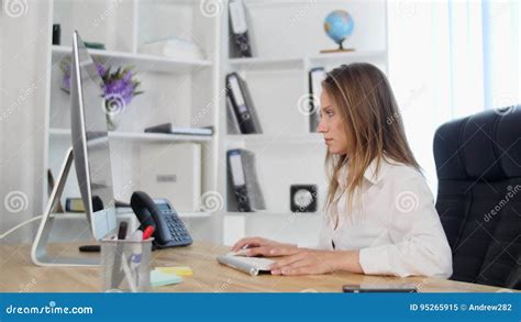 Donna in dolce attesa che lavora in un ufficio moderno