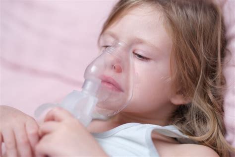 Bambina che fa l'aerosol