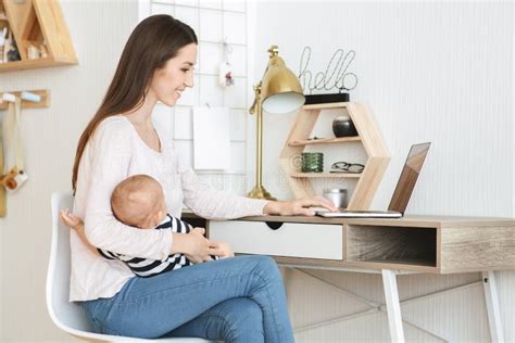 illustrazione di una madre che allatta un bambino mentre lavora al computer