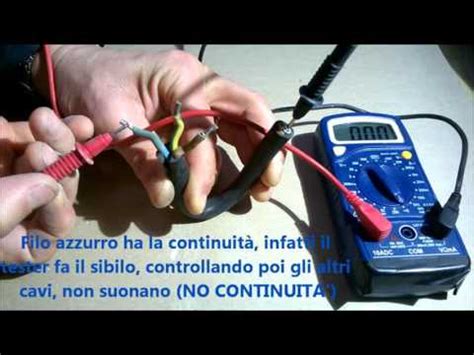Rappresentazione di un multimetro che testa la continuità di un interruttore