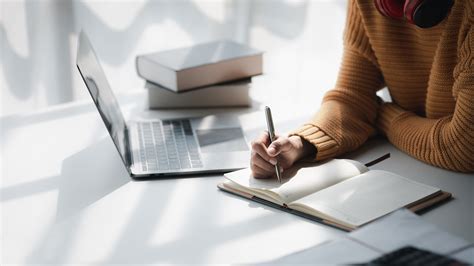 Persona che studia inglese online su un laptop