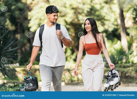 Due mamme giapponesi che passeggiano in un parco con i loro bambini