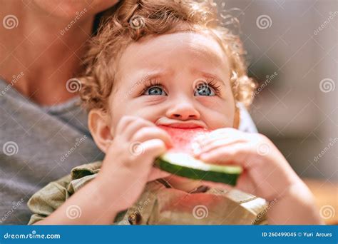 Bambino in autosvezzamento che mangia un pezzo di frutta