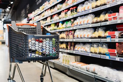 Scaffale di supermercato con diverse tipologie di baby food e prodotti per lo svezzamento