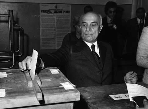 Amintore Fanfani vota al referendum sul divorzio 1974