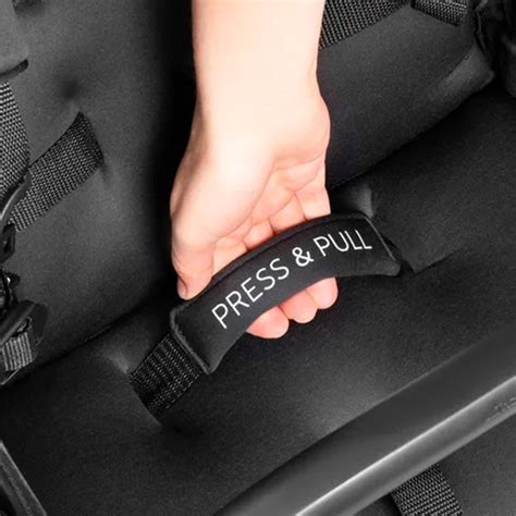 Dettaglio della maniglia di trasporto e della compattezza del passeggino chiuso