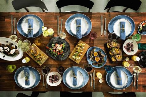 Tavola apparecchiata con cibi colorati per lo svezzamento