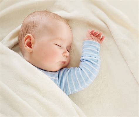 Neonato che dorme serenamente