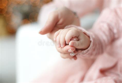 Bambino che si aggrappa alla gamba della mamma