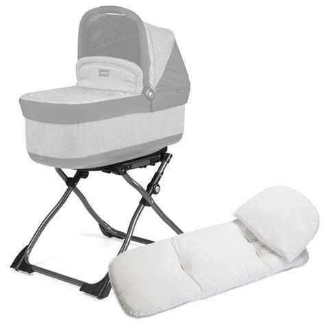 Neonato che dorme serenamente in una culla Navetta XL Peg Perego