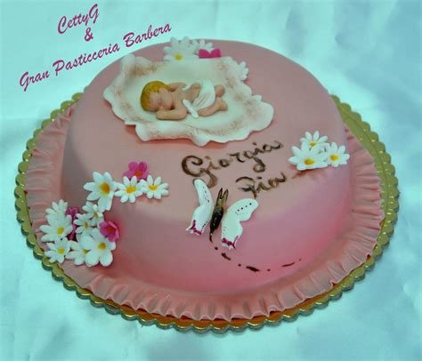 Torta complimese bimba con decorazioni floreali e corona
