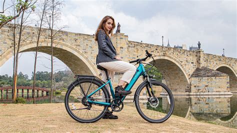 Distingue tra e-bike a pedalata assistita e ciclomotori elettrici