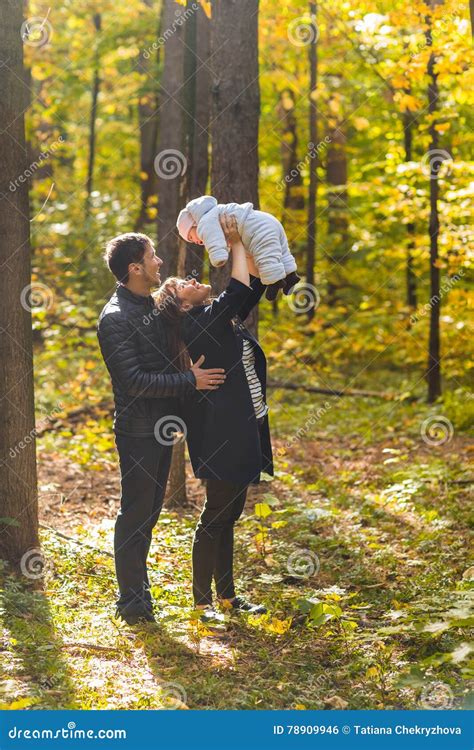 Coppia felice che abbraccia un neonato