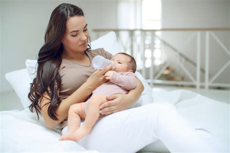Bambino allattato al biberon