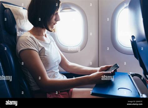 Donna che viaggia in aereo serenamente