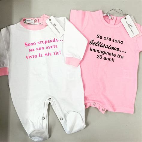 Dettaglio di una tutina BuyItalianStyle con frase divertente