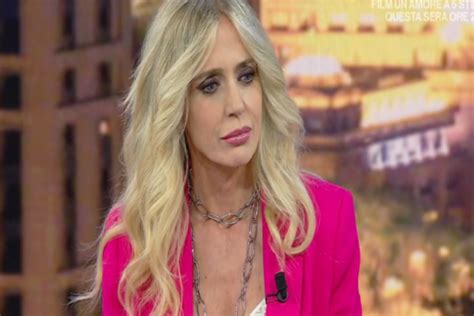 Brigitta Boccoli sorridente con la sua famiglia