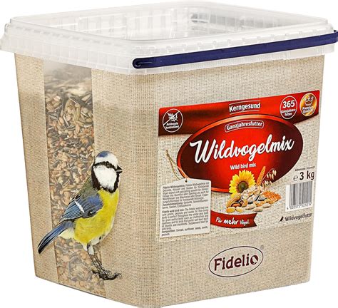 Ciotole per uccelli pulite e mangime fresco