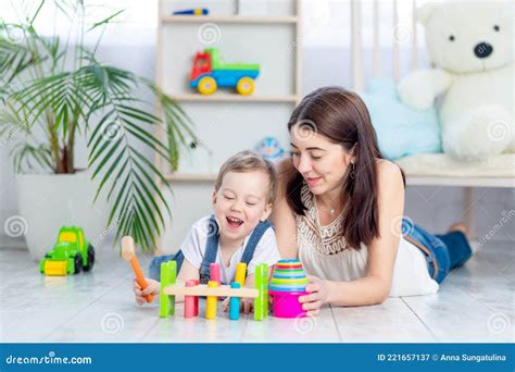 bambino che gioca con giocattoli educativi in una stanza luminosa