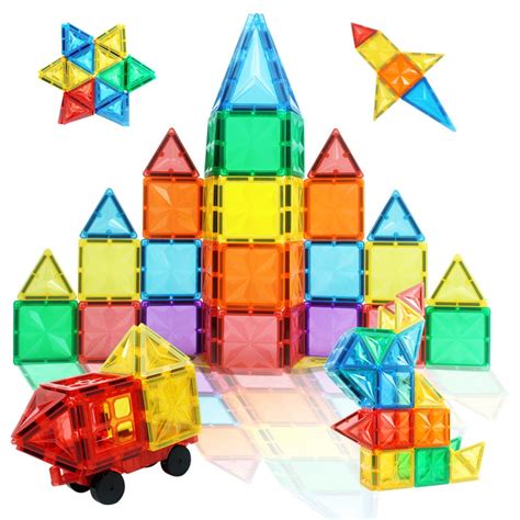 bambino che gioca con costruzioni magnetiche colorate sul pavimento