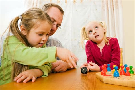 famiglia che gioca insieme a un gioco da tavolo cooperativo