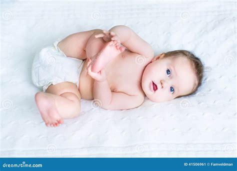 bambino che indossa un pannolino con bande laterali elastiche