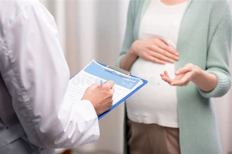 Medico che visita una donna incinta