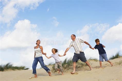 Famiglia che si tiene per mano