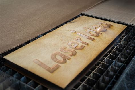 Dettaglio ravvicinato dell'incisione laser personalizzata sul legno dello schienale della sedia
