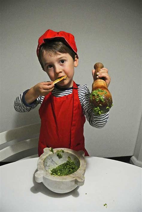 Bambino che assaggia il pesto