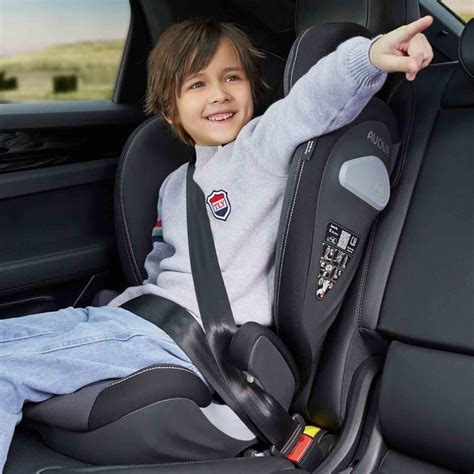 Bambino seduto su un seggiolino auto con un sensore