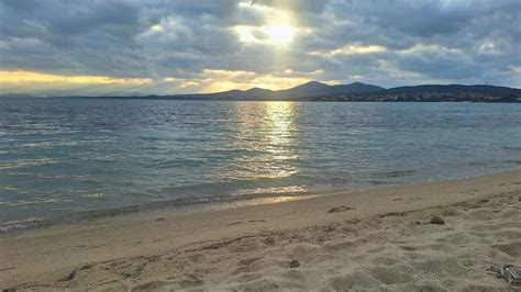 veduta suggestiva di una spiaggia deserta al tramonto, luogo di riflessione sulla nascita